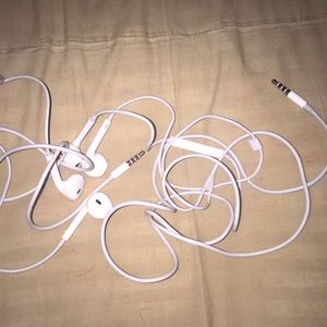 2 apple earbuds
